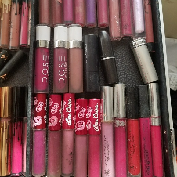 I have a ton of makeup top brands ask me what your - Picture 3 of 7